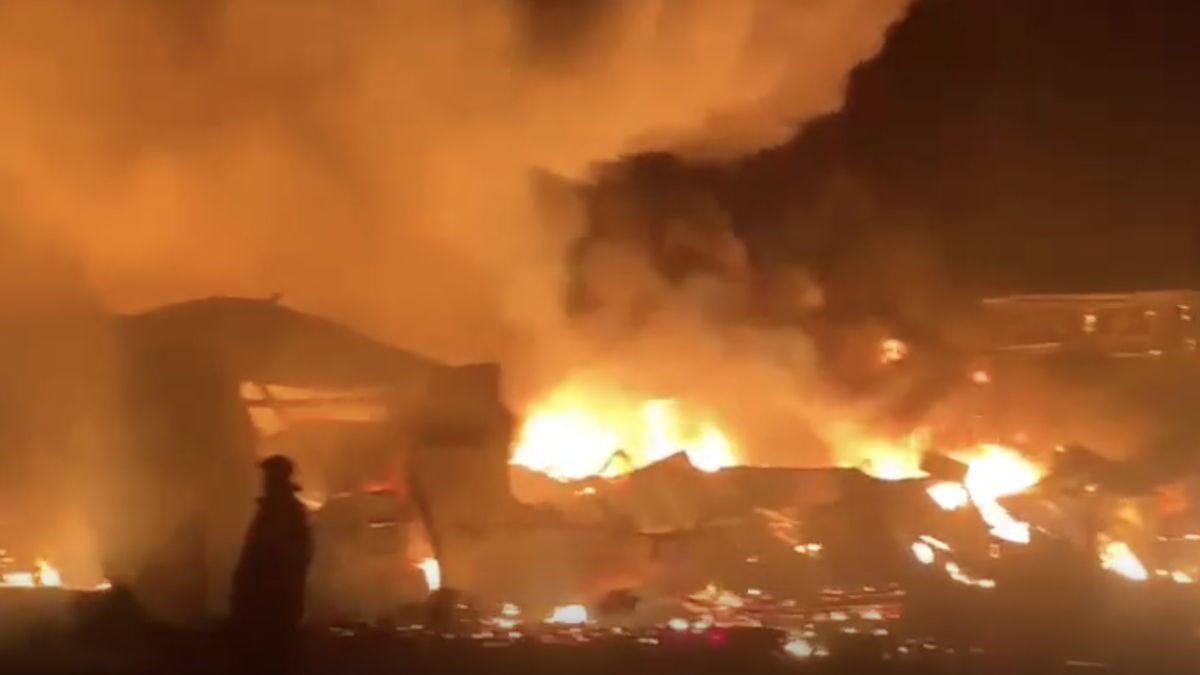 Moskva kvůli dronům zavřela letiště, hořel obří sklad v Odincovu